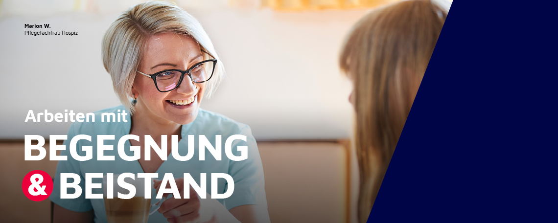 Eine Pflegefachfrau eines Johanniter-Hospizes trinkt Kaffee mit einer Klientin.