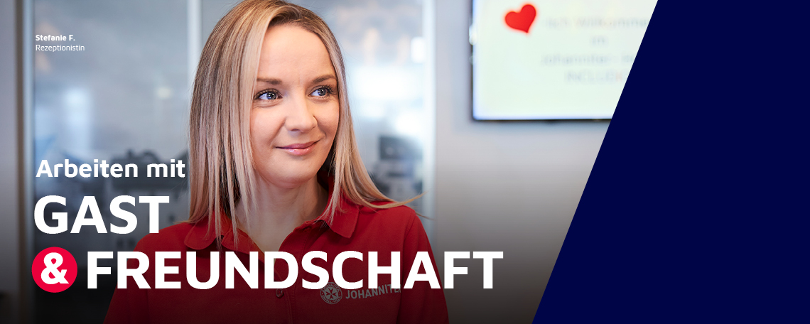 Eine Rezeptionistin in einem Johanniter-Hotel.