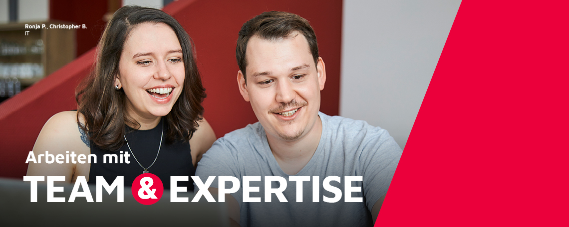 Ein Systemadministrator und eine Mitarbeiterin im First-Level-Support der Johanniter schauen sich gemeinsam etwas auf einem Tablet an.