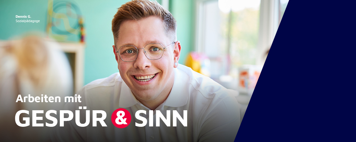 Ein Sozialpädagoge der Johanniter spielt mit Kindern.