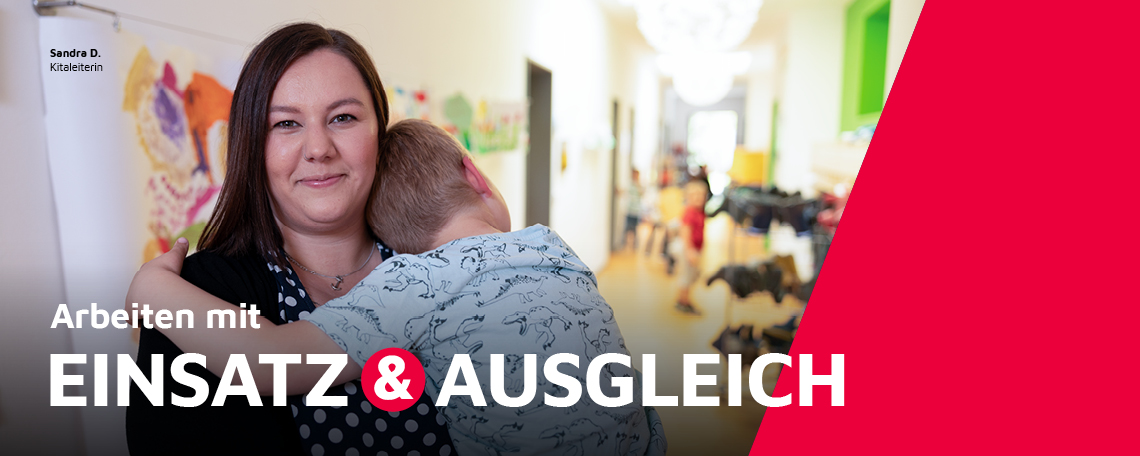 Eine Leiterin einer Johanniter-Kita hält ein Kind auf dem Arm.