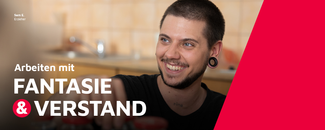 Ein Erzieher einer Johanniter-Kita schaut sich gemeinsam mit Kindern am Tisch Gläser mit Farben an.