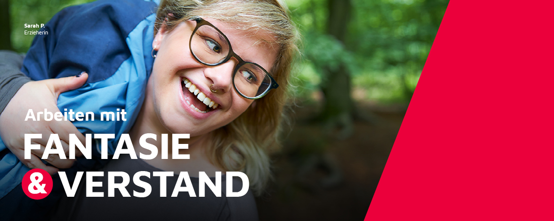 Eine Erzieherin einer Johanniter-Waldkita spielt draußen mit einem Mädchen.