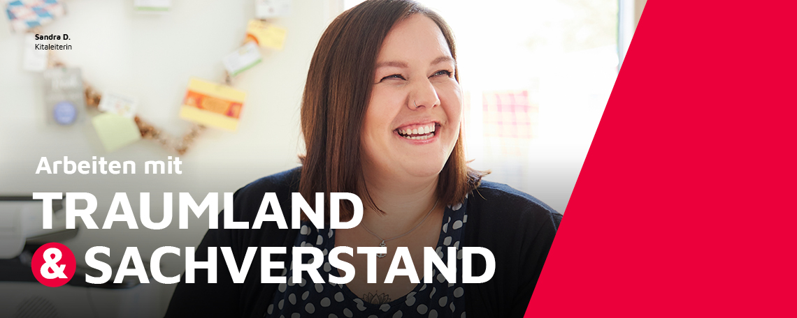 Die Leiterin einer Johanniter-Kita bei der Arbeit am PC.