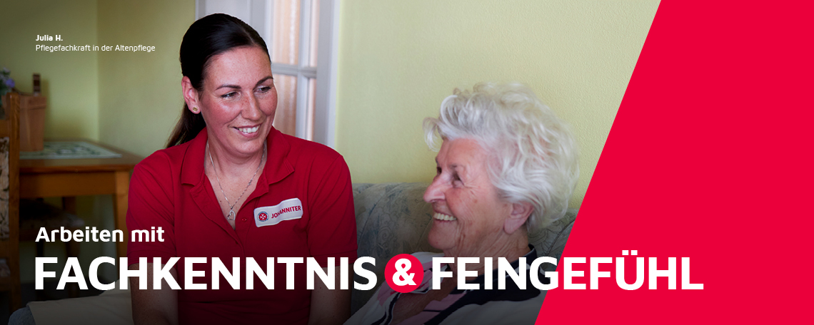 Eine Pflegefachkraft in der Altenpflege im Gespräch mit einer Klientin.