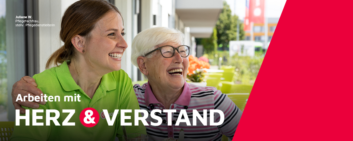 Eine Pflegefachfrau und stellvertretende Pflegedienstleitung der Johanniter sitzt draußen mit einer Klientin auf der Terrasse mit einem Kaffee.