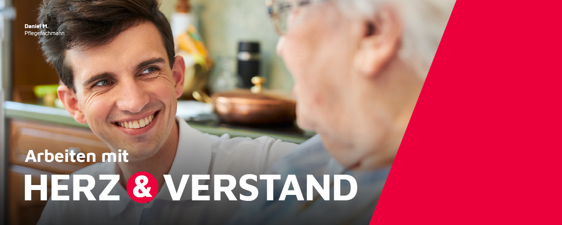 Ein Pflegefachmann der Johanniter betreut eine Klientin zuhause.