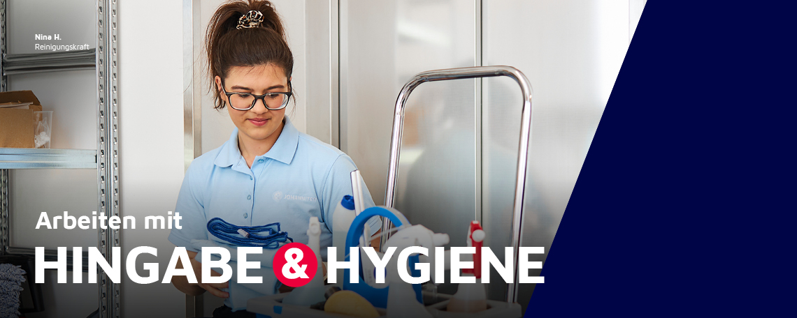 Eine Reinigungskraft im Johanniter-Hotel INCLUDiO bei der Arbeit.