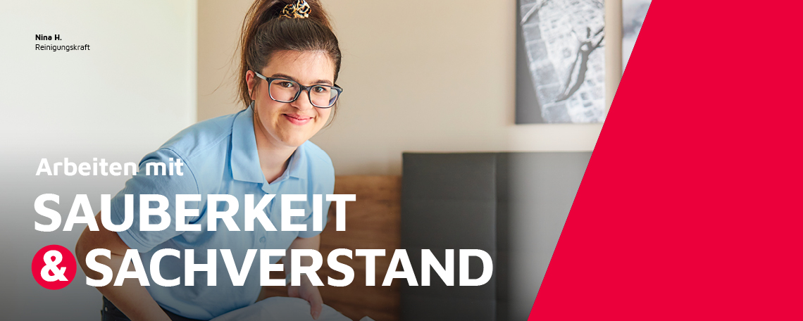 Eine Reinigungskraft im Johanniter-Hotel INCLUDiO bei der Arbeit.