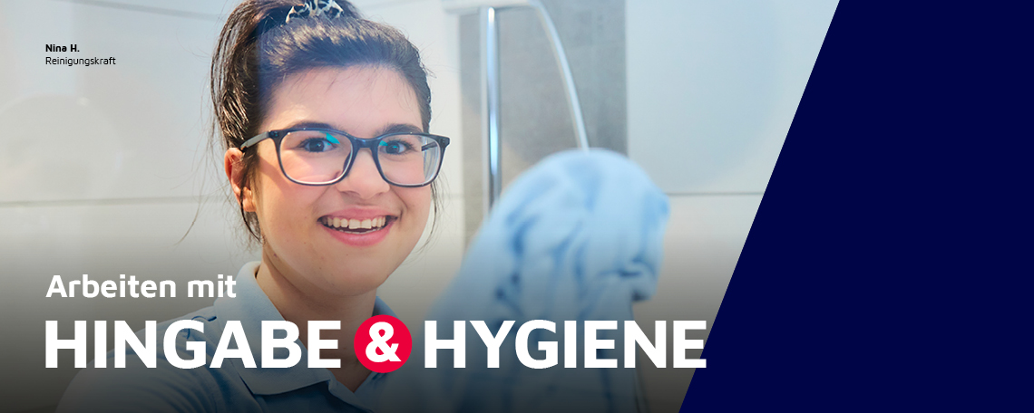 Eine Reinigungskraft im Johanniter-Hotel INCLUDiO bei der Arbeit.