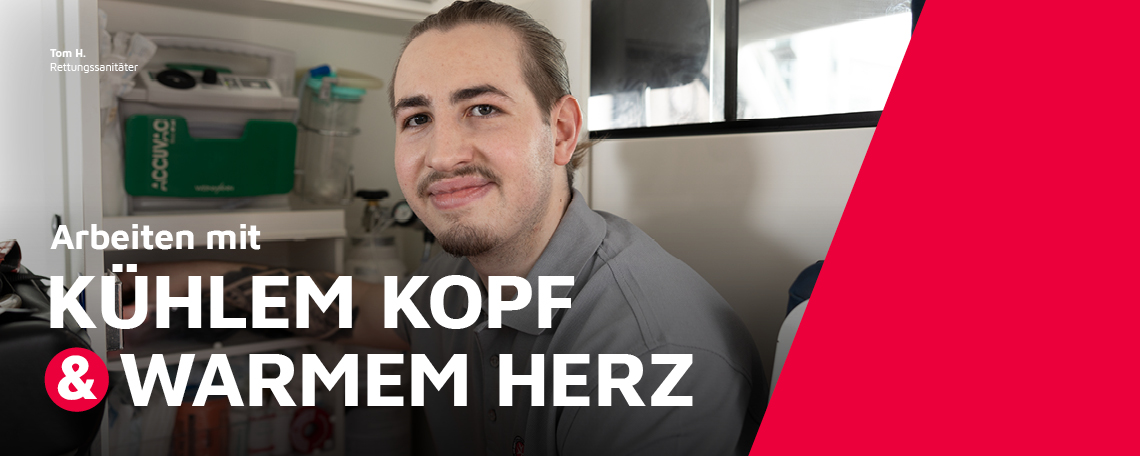 Ein Rettungssanitäter der Johanniter kontrolliert medizinisches Material in einem Fahrzeug.