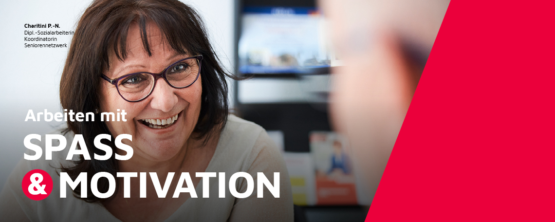 Eine Diplom Sozialarbeiterin und Senioren Netzwerkkoordinatorin spricht mit einem Klienten.