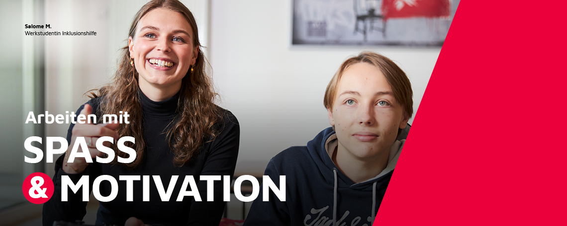 Eine Werkstudentin aus dem Bereich Inklusionshilfe der Johanniter spielt mit einem Jugendlichen ein Spiel.