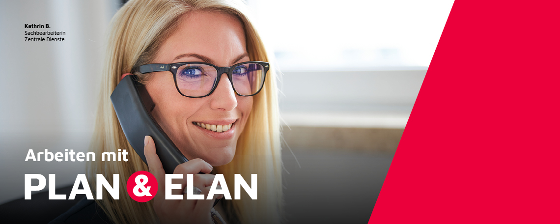 Eine Sachbearbeiterin Zentrale Dienste der Johanniter telefoniert im Büro.