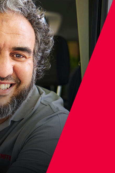 Ein Mitarbeiter im Fahrdienst der Johanniter im Auto.