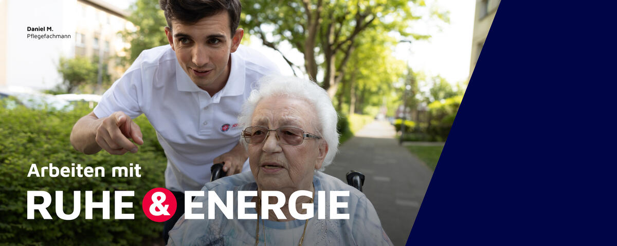 Ein Pflegefachmann der Johanniter betreut eine Klientin im Grünen.