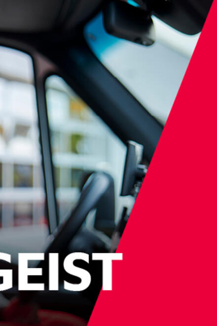 Zwei Notfallsanitäterinnen bei der Arbeit im Rettungswagen.