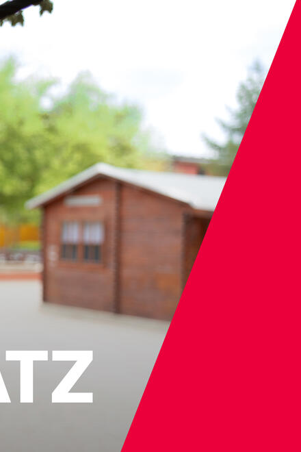 Eine Mitarbeiterin der Johanniter balanciert lachend über ein Kletterseil.