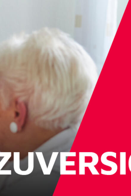 Eine Pflegehilfskraft massiert die Hand einer Klientin.
