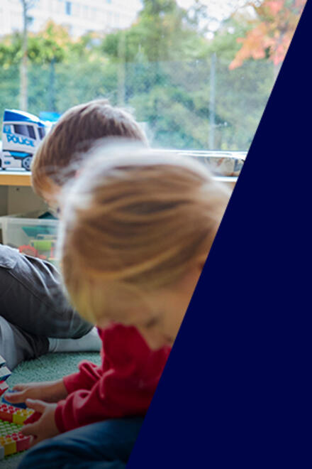 Ein Erzieher beim Spielen mit Kindern.