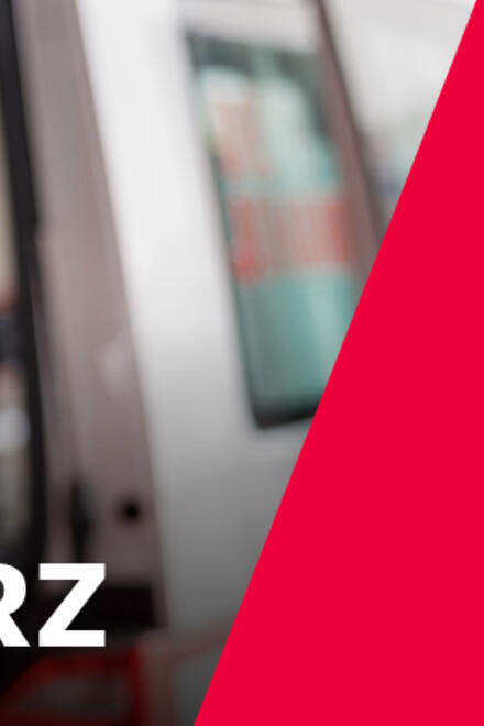 Eine Rettungssanitäterin der Johanniter sitzt in einem Rettungswagen.